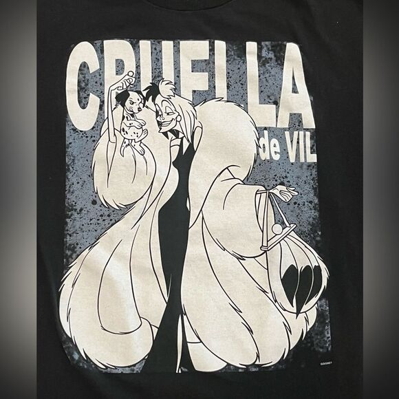 Women’s Large Disney Cruella de Vill Tee Black and White EUC Villains Dalmatians - Picture 1 of 6